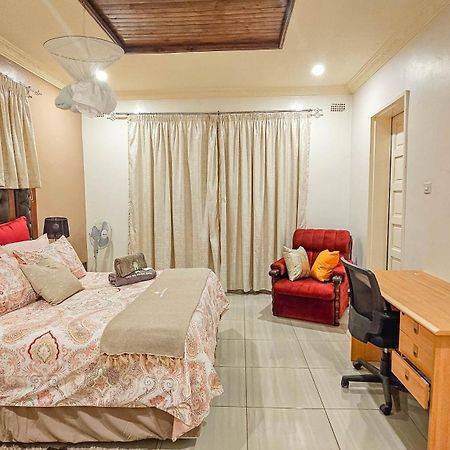 Grey Oak Holiday House Bulawayo Exterior photo