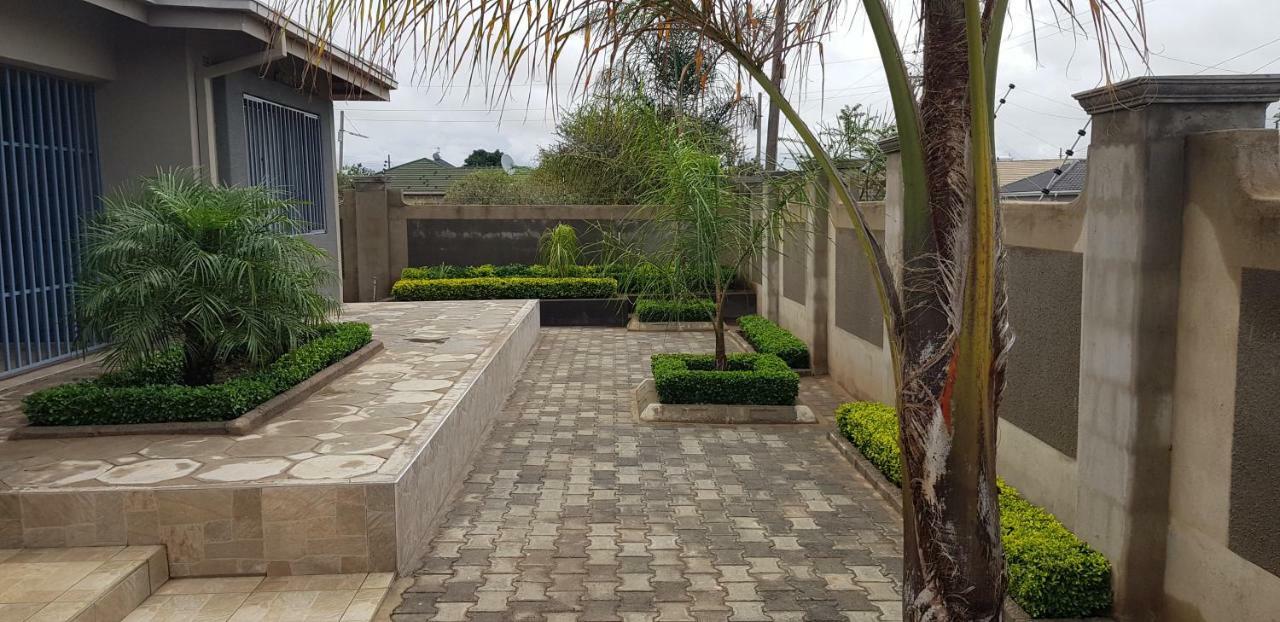Grey Oak Holiday House Bulawayo Exterior photo